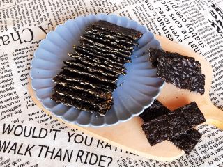 24、宝宝健康食谱 美味小零食夹心海苔,夹心海苔香甜酥脆,非常好吃,无任何添加剂,特别适合宝宝食用~