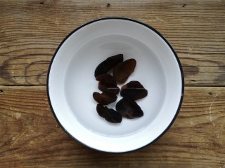 3、辣炒肥肠,干木耳提前泡发备用。