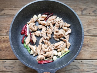 9、辣炒肥肠,放入肥肠。