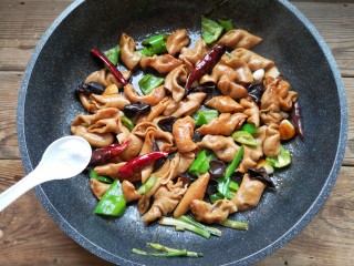 11、辣炒肥肠,翻炒至肥肠表面略带焦感，加适量的盐。