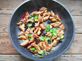 13、辣炒肥肠,最后加适量白糖翻炒至青椒断生。