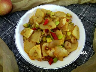 12、麻辣土豆片,盛盘