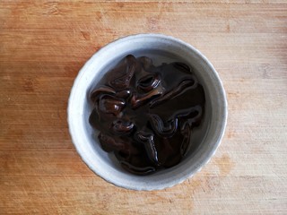 1、鱼香杏鲍菇,将干木耳泡发，洗净。
