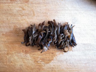 2、鱼香杏鲍菇,切成丝。