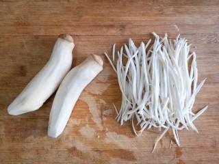 3、鱼香杏鲍菇,杏鲍菇洗净切丝。（不需要切的太细）