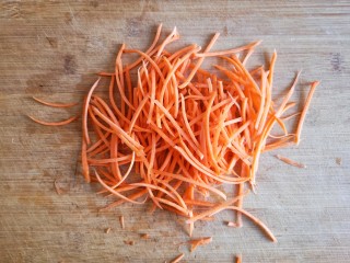 4、鱼香杏鲍菇,胡萝卜洗净切丝。