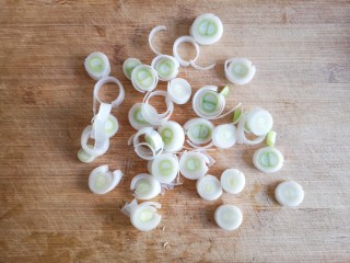 5、鱼香杏鲍菇,大葱切小段。