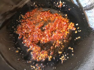 10、鱼香杏鲍菇,继续翻炒均匀，直至炒出红油和剁椒的香味。我用的剁椒酱是自己做的。（家里没有剁椒酱的用郫县红油豆瓣酱代替吧，这个酱很咸，加盐的时候要谨慎。）