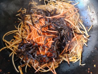 12、鱼香杏鲍菇,然后加入胡萝卜丝和木耳丝翻炒。