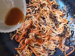 15、鱼香杏鲍菇,待胡萝卜丝和木耳丝炒熟时加入调好的汁。（切记鱼香汁中的淀粉不要放多了，要不炒出来的菜容易结块，宁少勿多！）