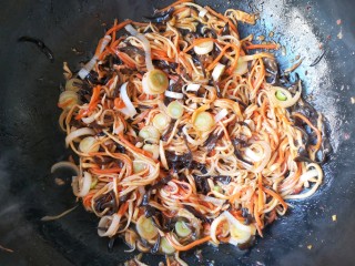 17、鱼香杏鲍菇,大火翻炒均匀即可。