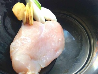 2、鸡脯肉沙拉三明治,锅中加凉水,放入鸡脯肉葱姜