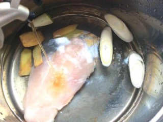 3、鸡脯肉沙拉三明治,倒入少许料酒,烧开后煮8分钟即可。