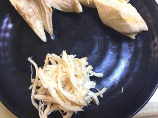 4、鸡脯肉沙拉三明治,取出放凉,撕成肉丝