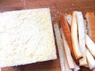 6、鸡脯肉沙拉三明治,土司片切去四边备用