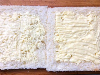 12、鸡脯肉沙拉三明治,土司两片都均匀的抹上沙拉酱