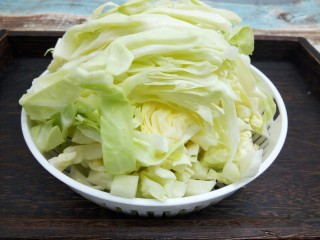 5、厨房挑战+素菜+家常素炒,圆白菜撕去老叶，切丝