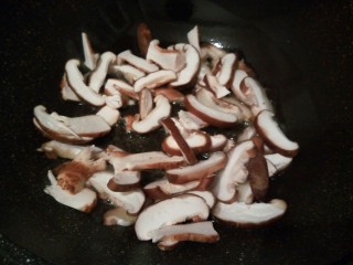 7、厨房挑战+素菜+家常素炒,锅里放油，油热加香菇丝翻炒