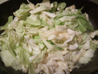 8、厨房挑战+素菜+家常素炒,香菇翻炒回软，加圆白菜