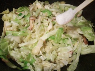 11、厨房挑战+素菜+家常素炒,圆白菜炒到有点变软，加细盐一勺