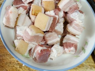 1、红烧肉,五花肉烧皮洗净后切成两厘米方块