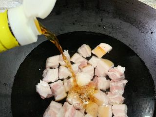 2、红烧肉,冷水下锅,料酒老姜焯水