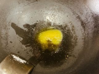 6、红烧肉,另起锅烧油(不用太多,一点油就好了),下白糖炒糖色