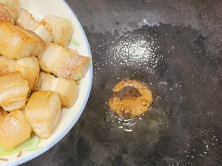 7、红烧肉,炒制冒泡下沥干油的五花肉