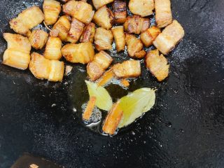 8、红烧肉,再次煸炒出猪油后下香料、姜