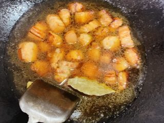 9、红烧肉,炒香后倒入300g啤酒和适量水,刚好没过肉就可以了,中小火炖煮50分钟