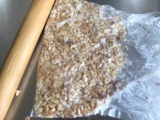 2、宜宾燃面,放凉的花生米装入保鲜袋，用擀面棍压碎，压成粗颗粒就行了，不用弄成粉末