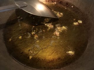 3、宜宾燃面,热锅下菜籽油，炒香姜末