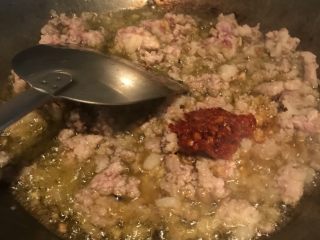 4、宜宾燃面,下猪肉馅炒至变色，加入一勺豆瓣酱，豆瓣酱是自家做的，用郫县豆瓣酱就可以