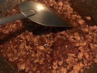 5、宜宾燃面,下猪肉馅炒至变色，加入一勺豆瓣酱，豆瓣酱是自家做的，用郫县豆瓣酱就可以