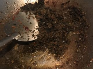 6、宜宾燃面,将宜宾碎米芽菜放入锅中翻炒出香味，盛起备用