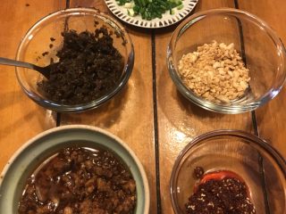 7、宜宾燃面,准备好配料，花生碎、油辣椒、肉酱、芽菜、葱花、麻油、生抽