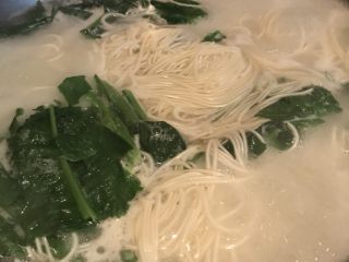 8、宜宾燃面,锅中加入半锅水，大火烧开，下面条，用筷子搅散，加入少量蔬菜叶，烫一烫夹起、沥干水分，放入碗底，面条煮至刚断生，中间尚有白心即可