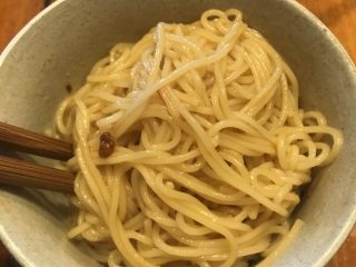 9、宜宾燃面,夹出面条，甩干水分，加入适量生抽和麻油拌匀，再将面条放入装菜叶的碗，盖住菜叶