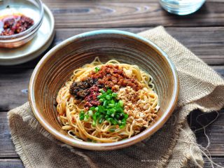 10、宜宾燃面,夹出面条，甩干水分，加入适量生抽和麻油拌匀，再将面条放入装菜叶的碗，盖住菜叶