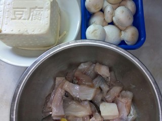 1、蘑菇炖豆腐,准备食材。