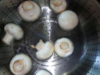 2、蘑菇炖豆腐,蘑菇冼净，用盐水泡一下。