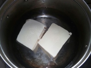 3、蘑菇炖豆腐,豆腐用水加盐氽水。