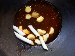 4、蘑菇炖豆腐,红油加葱姜蒜小火炒香。