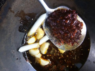 5、蘑菇炖豆腐,放入香辣酱小火炒香。