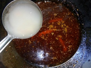 6、蘑菇炖豆腐,加入高汤。