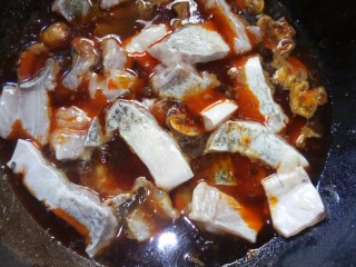 8、蘑菇炖豆腐,放入鱼片。