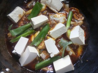 9、蘑菇炖豆腐,豆腐切块，放入锅中。