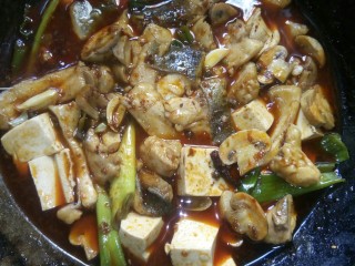 10、蘑菇炖豆腐,锅中香辣味扑鼻，关火。