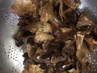 2、胡萝卜炒木耳,木耳去蒂，一朵一朵清洗干净