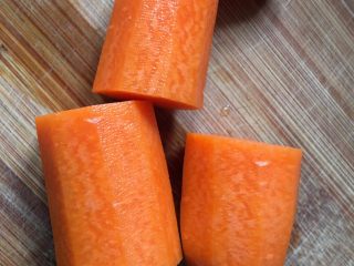 3、胡萝卜炒木耳,胡萝卜去皮